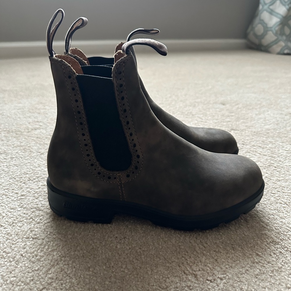 Blundstone Chelsea Boot, Rustic Brown, Women’s Size 6.5, NIB